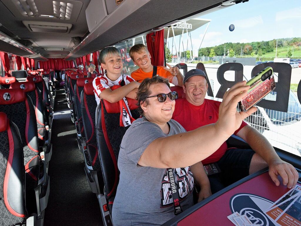 Ein Fanfest zur Saisonerffnung mit buntem Programm.Der Mannschaftsbus ist eine der Hauptattraktionen.