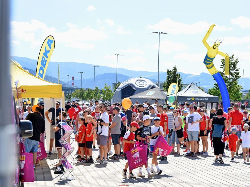 Impressionen vom groen Fan- und Familienfest des SC Freiburg zur Erffnung der Saison.<?ZP?>
