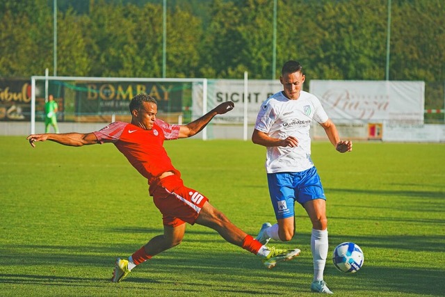 Der Offenburger Nicolas Anatoh (links)...erliga-Aufsteiger nicht nutzen konnte.  | Foto: Alessio Bosco