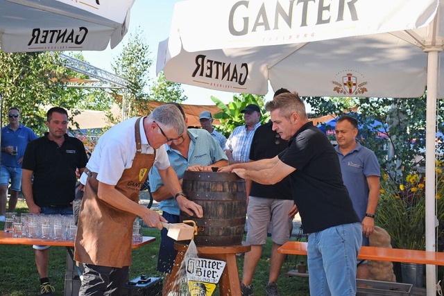 Fassanstich am Samstagabend: Brgermei...Dorf- und Hrdepfelfest in Forchheim.   | Foto: Roland Vitt