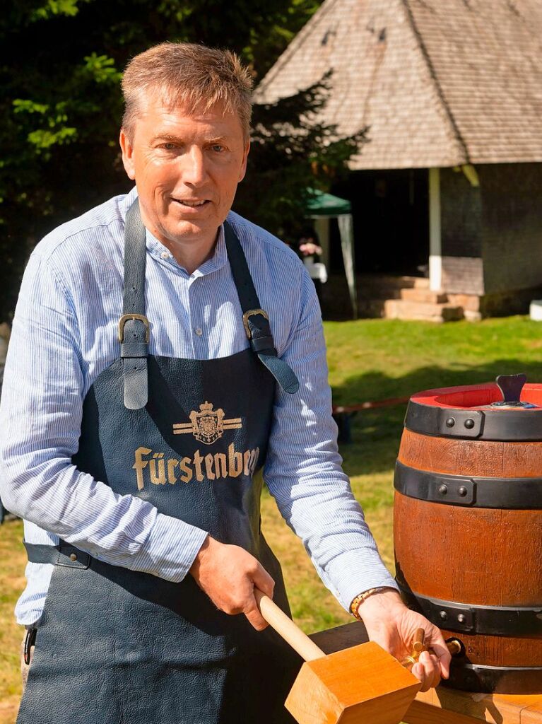 Feldbergs Brgermeister Johannes Albrecht beim Fassanstich