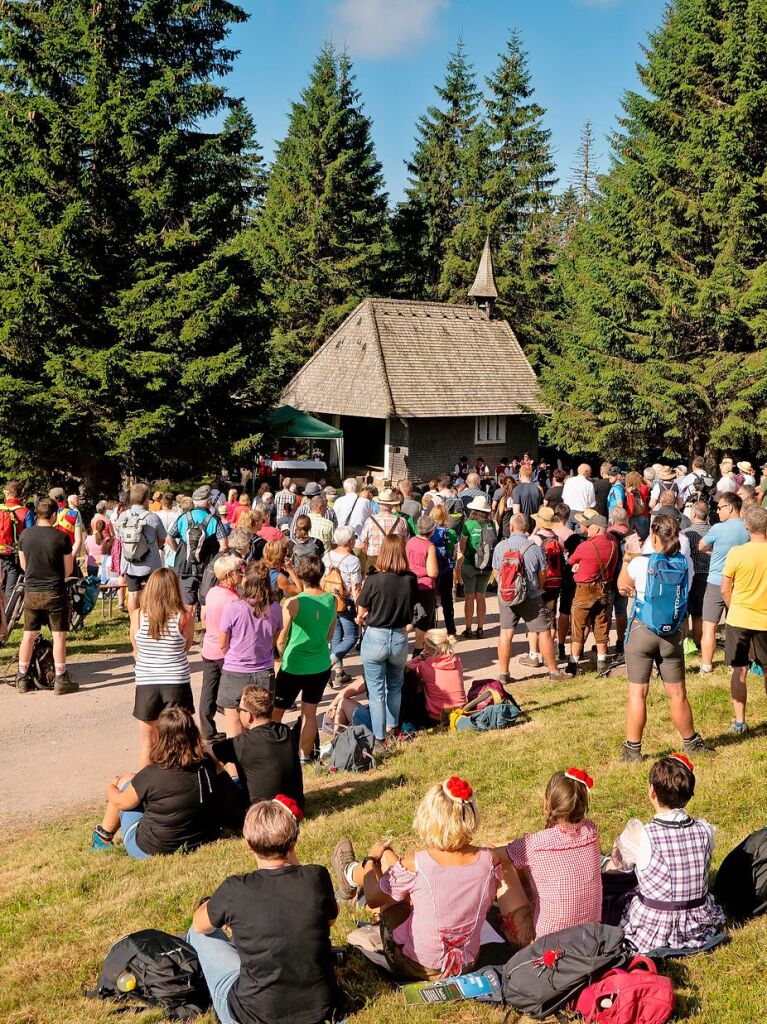 Viele Wanderer waren schon  um halb zehn Uhr zum Gottesdienst bei der Laurentius-Kapelle.