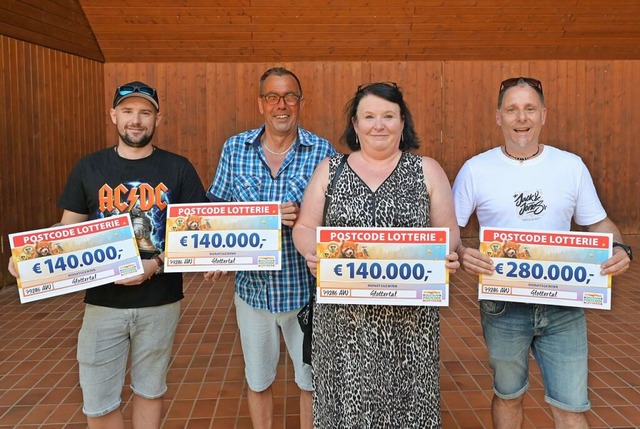 Adrian (von links), Rainer, Elisabeth ...wurden bei der Postleitzahlenverlosung ausgelost. | Foto: Markus Zimmermann