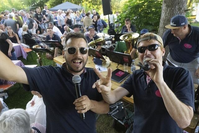 Benefiz-Feierabendhock gert zum groen Fest