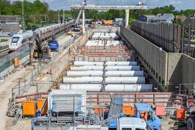 Gesperrte Rheintalbahn: Bus-Ersatzverkehr startet holprig