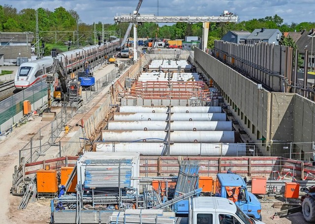 Blick auf die Baustelle zum Tunnel Ras...eine Tunnelbohrmaschine geborgen wird.  | Foto: Uli Deck (dpa)