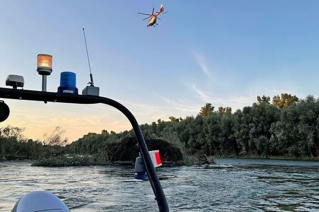 Neuenburger Wehr rettet Gekenterten von Rheininsel und hilft bei Groeinsatz wegen leerem Boot