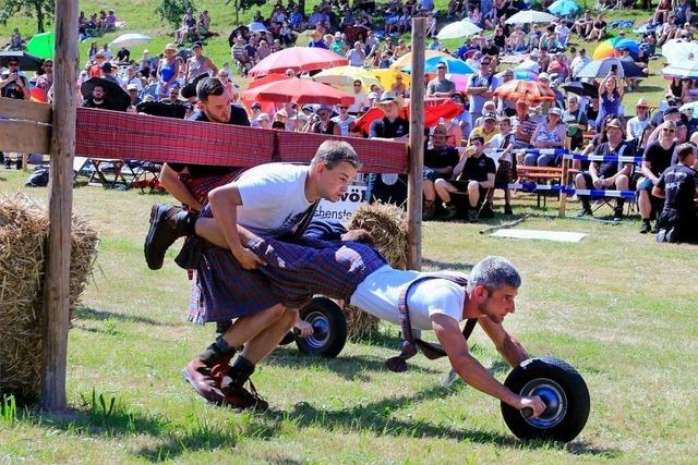 Bei den Highland-Games in Prinzbach messen Mnner im Schottenrock ihre Krfte