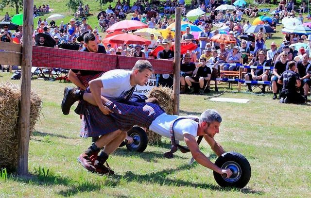 &#8222;Driving the Scottish wheel barr...den die Teilnehmer selbst zum Gefhrt.  | Foto: Heidi Fel