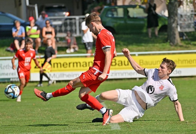 Niklas Pauchet trifft zum zwischenzeitlichen 3:1 fr den FC Auggen.  | Foto: Achim Keller