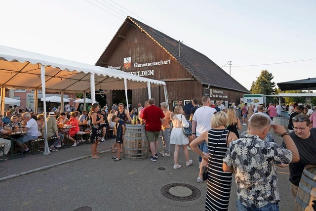 Besucherinnen und Besucher strmten zu...usik, Leckereien und feinen Getrnken.  | Foto: Volker Mnch