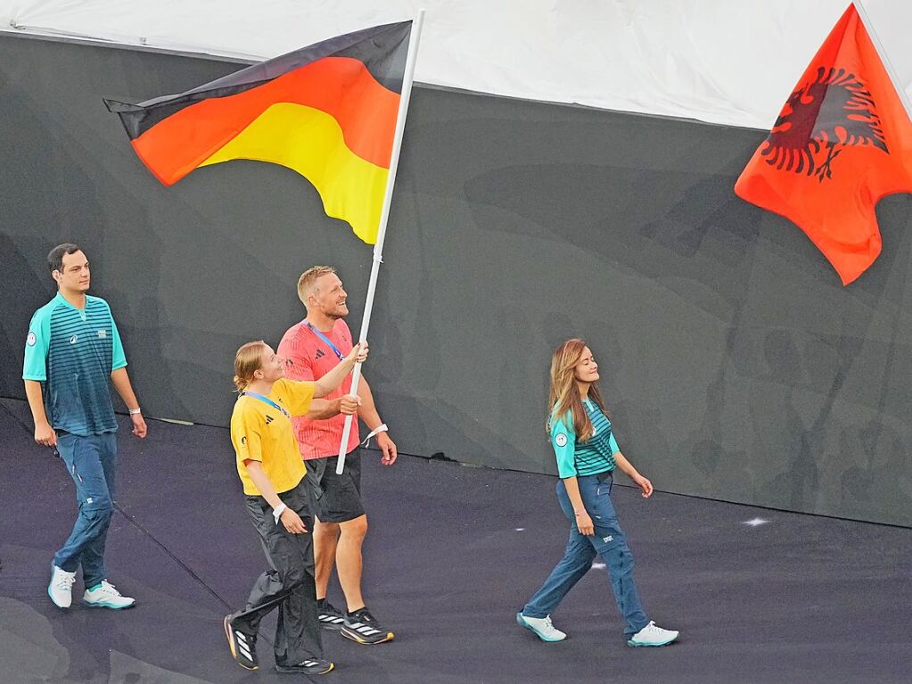 Deutsche Fahnentrger: Triathletin  Laura Lindemann und der Renn-Kanute Max Rendschmidt betreten das Stade de France whrend der Schlussfeier in Paris.