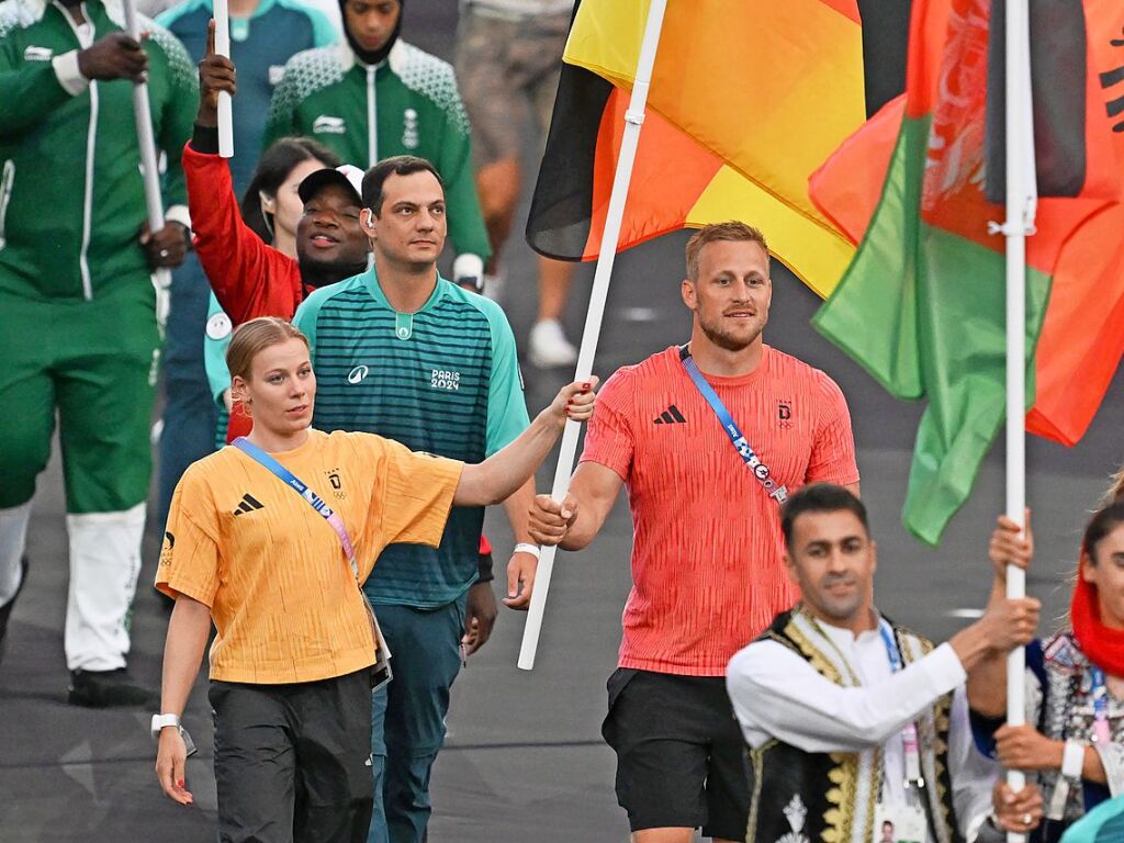 Deutsche Fahnentrger: Triathletin  Laura Lindemann und der Renn-Kanute Max Rendschmidt betreten das Stade de France whrend der Schlussfeier in Paris.