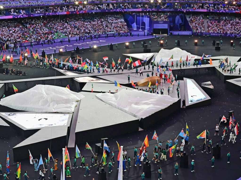 Fahnentrger betreten das Stade de France whrend der Schlussfeier in Paris.