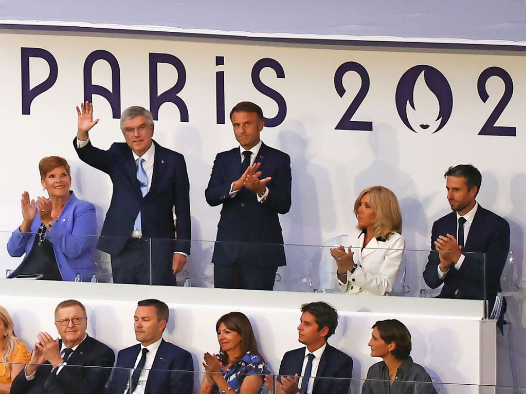 Emmanuel Macron (mitte), Prsident von Frankreich, kommt mit seiner Frau Brigitte und Thomas Bach (2.vl), IOC-Prsident, zu der Schlussfeier.