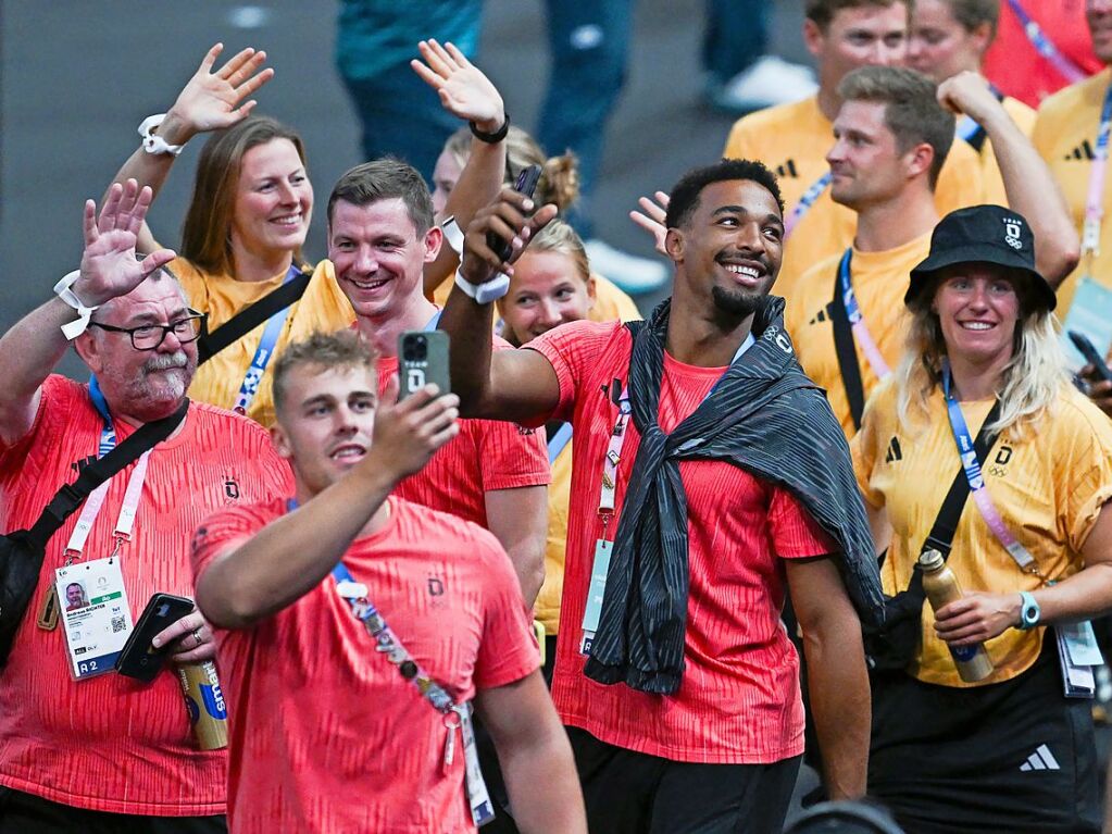 Zehnkmpfer Leo Neugebauer (mitte) und weitere Athleten aus Deutschland laufen bei der Schlussfeier ins Stadion ein.