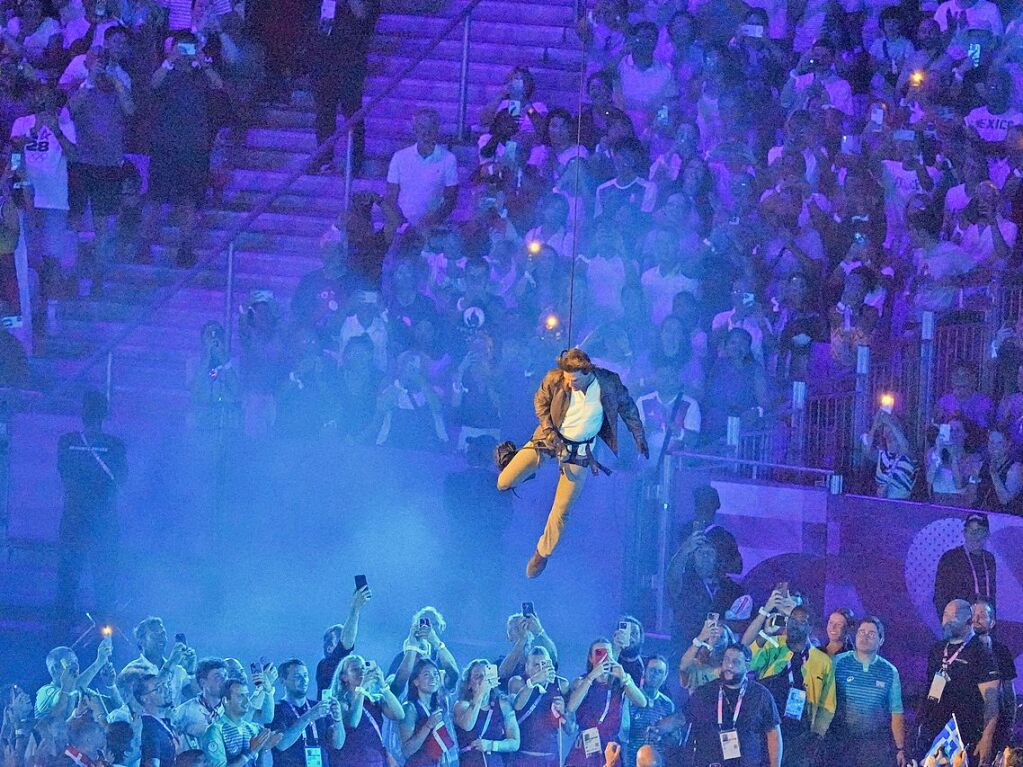 Schauspieler Tom Cruise wird im Stadion whrend der Abschlussfeier abgeseilt.