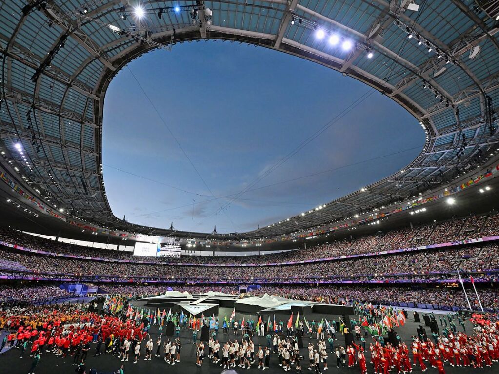 Die Athletinnen und  Athleten laufen bei der Schlussfeier ins Stadion ein.