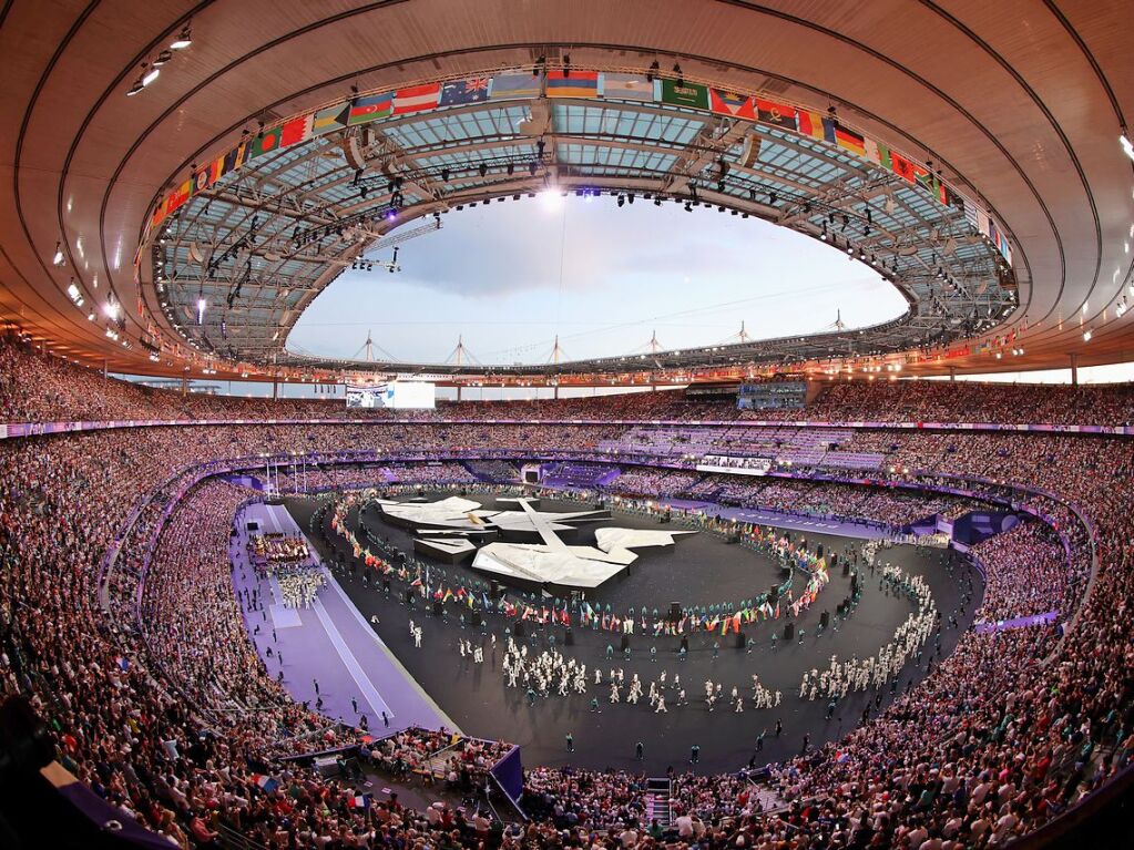 Die Athletinnen und  Athleten laufen bei der Schlussfeier ins Stadion ein.