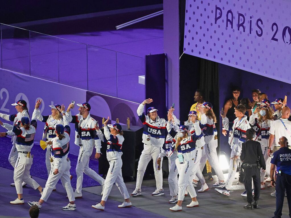 Athletinnen und Athleten aus der USA laufen bei der Schlussfeier ins Stadion.