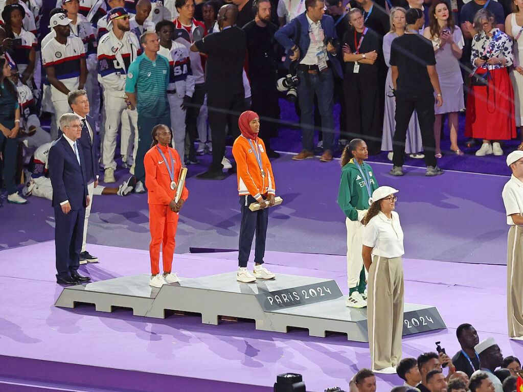 Sifan Hassan (mitte) aus den Niederlanden bei der Siegerehrung fr den Marathon mit ihrer Goldmedaille, Tigst Assefa (r) aus thiopien mit der Silbermedaille und Hellen Obiri aus Kenia mit der Bronzemedaille bei der Schlussfeier.