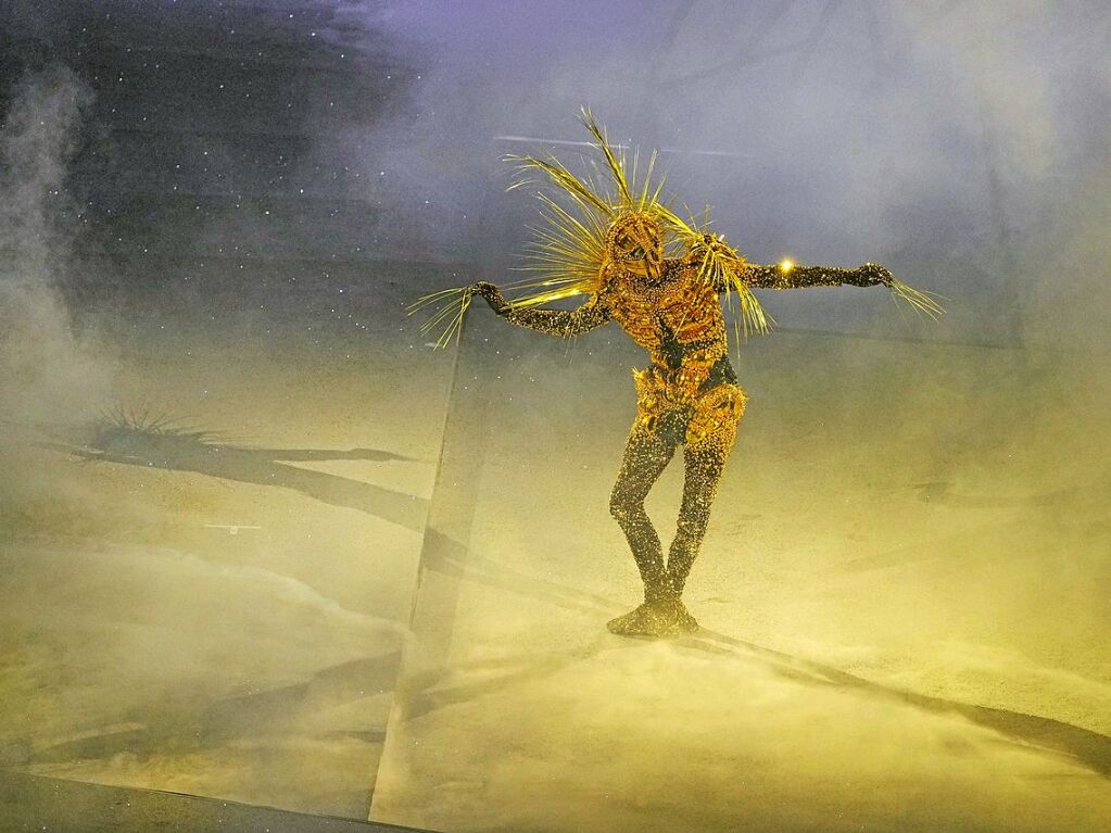 Arthur Cadre als "Golden Voyager" tritt bei der Schlussfeier im Stadion auf.