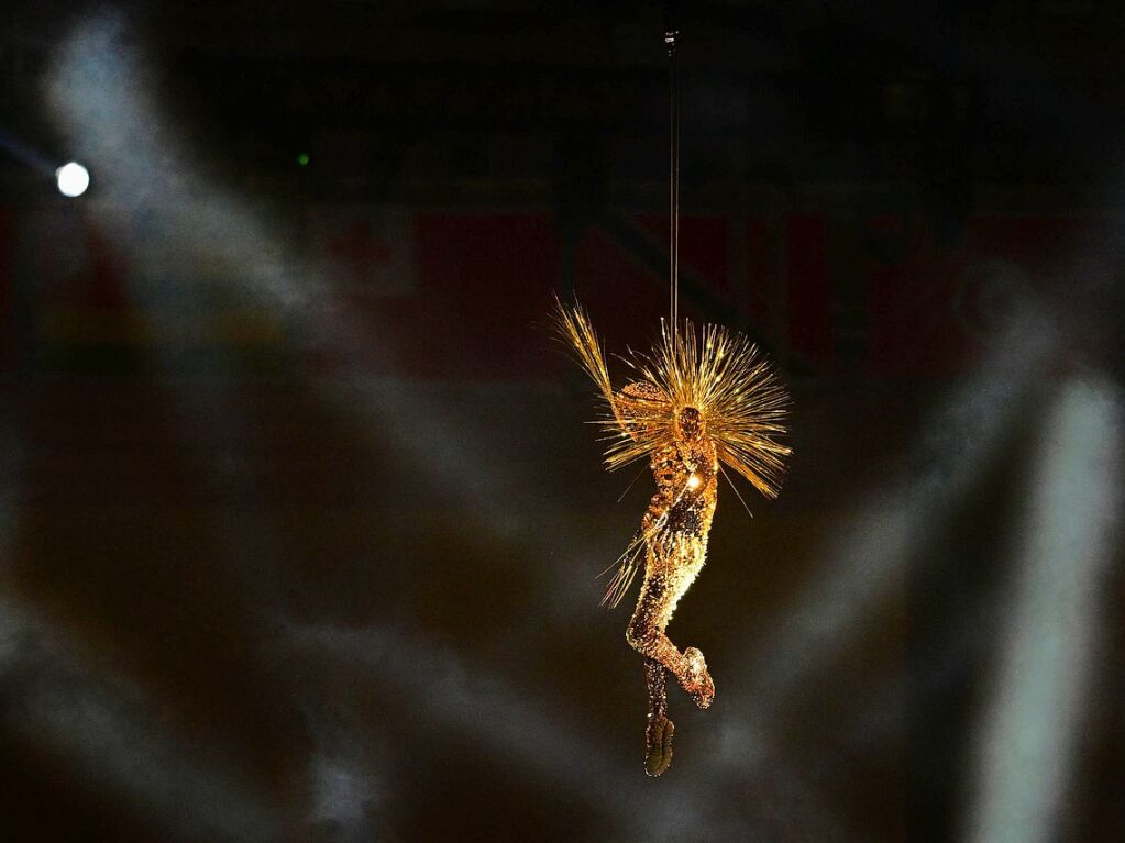 Arthur Cadre als "Golden Voyager" tritt bei der Schlussfeier im Stadion auf.