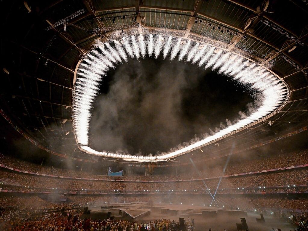 Ein Feuerwerk wird am Stadiondach gezndet.