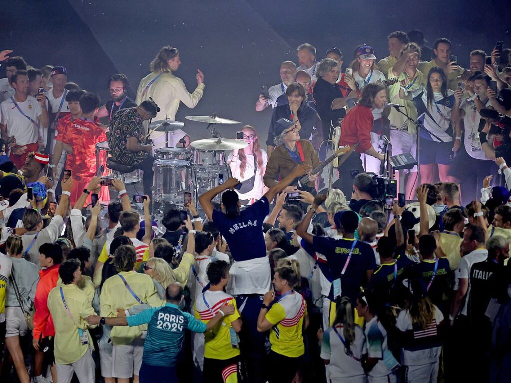 Die Band Phoenix tritt auf.