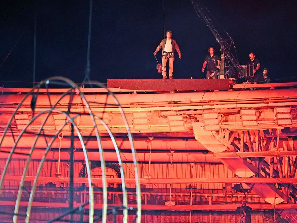 US-Schauspieler Tom Cruise steht bei der Schlussfeier auf dem Dach des Stadion.