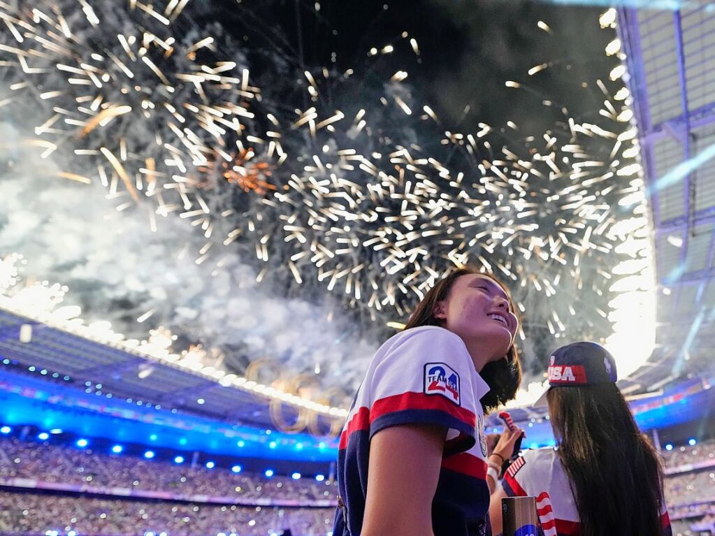 Aubrey Kwon aus den USA beobachtet das Feuerwerk der Abschlusszeremonie.