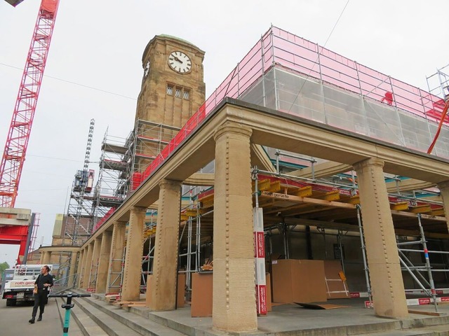 Am  historischen Bahnhofsgebude wird  seit ber einem Jahr gearbeitet  | Foto: Peter Gerigk