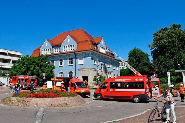 Die Feuerwehren bten den Lschangriff...n Wohnbau in der Rheinbrckstrae. den  | Foto: Heinz und Monika Vollmar