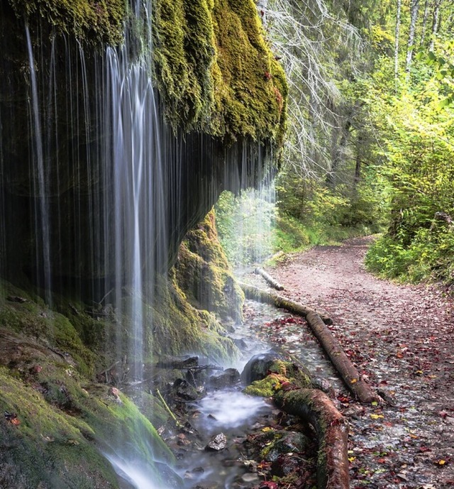 Erfrischend: der Dietfurter Wasserfall  | Foto: Simon Whitehurst, stock.adobe.com