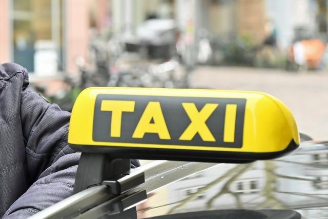 Unbekannte stehlen in Freiburg Smartphone und Geldbeutel aus geparktem Taxi