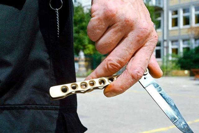 Aggressiver Kunde zckt in einem Freiburger Handyladen ein Messer