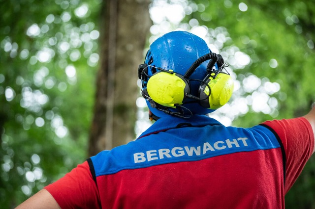 Die Bergwacht war mit zehn Einsatzkrf...m Wasserfall.<Bildquelle></Bildquelle>  | Foto: Silas Stein (dpa)