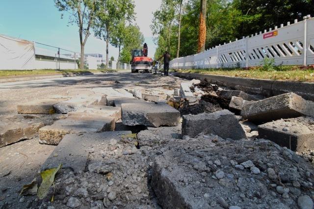 Straenbauarbeiten in Freiburg-Hochdorf: Von oben Sonnenhitze, unten 170 Grad heier Asphalt