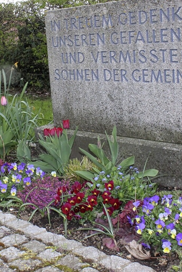 Auch die Kieswege auf dem Friedhof sollen gepflastert werden.  | Foto: Victoria Langelott