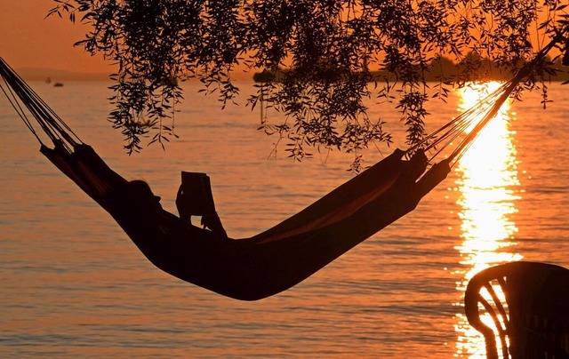 Ob am Strand oder auf Balkonien: Ein gutes Buch gehrt dazu.  | Foto: Karl-Josef Hildenbrand