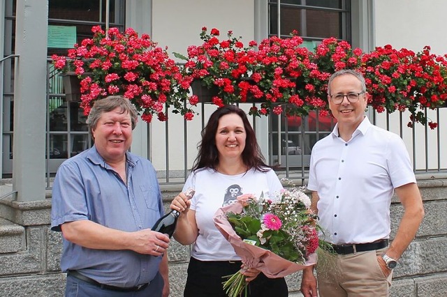 Hugo Keller bergibt den Stab &#8211; ...ht mit einem Blumenstrau (von links).  | Foto: Stadt Todtnau