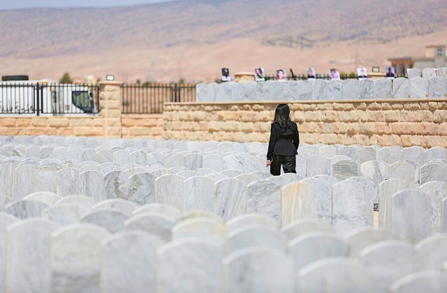 Eine irakische Jesidin trauert um ihre...restag des Vlkermords an den Jesiden.  | Foto: Farid Abdulwahed (dpa)