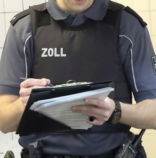 Zollbeamter bei einer Kontrolle  | Foto: Hauptzollamt Lrrach