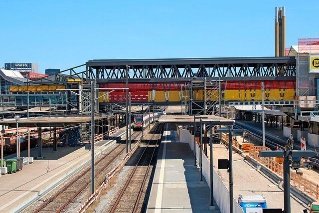 Am Basler Bahnhof SBB werden 330 Tonnen schwere Stahlteile einer Brcke eingeschoben