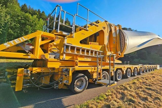 Der Transport eines 100 Meter langen Windrad-Flgels strandet ungeplant bei Todtnau