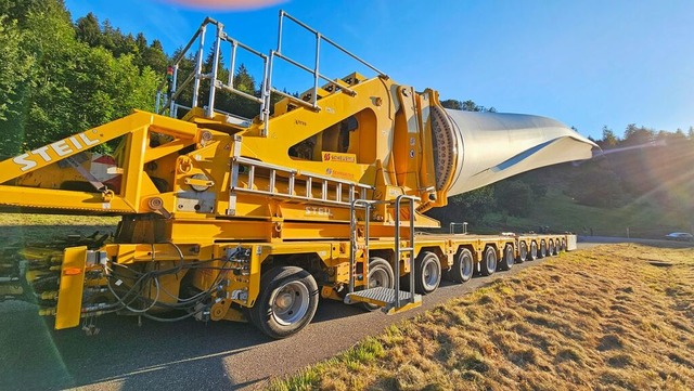 Der Transport von Teilen einer neuen W...ischen Feldberg und Todtnau unterwegs.  | Foto: Gerald Nill