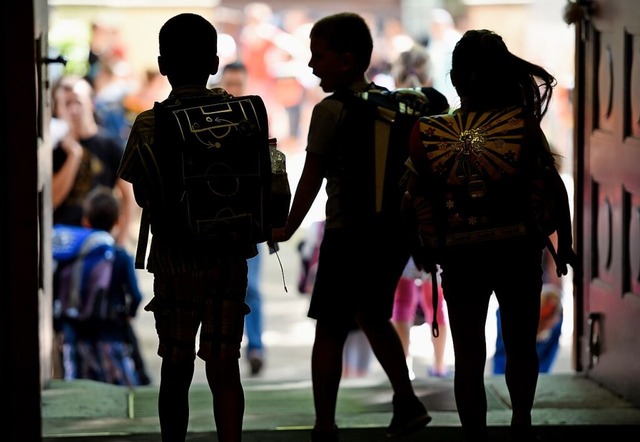 Kinder geraten in der Schule manchmal in Streit.  | Foto: Arne Dedert