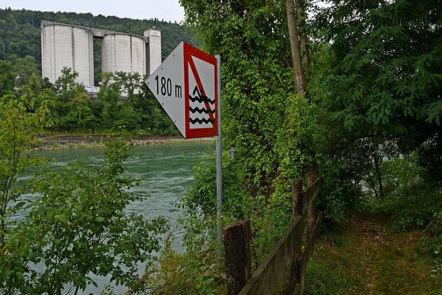 Eine ernst zu nehmende Gefahr: Wer Sch... dort auf keinen Fall schwimmen gehen.  | Foto:  Nico Talenta