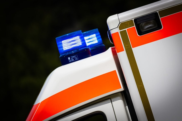 Der Rettungsdienst brachte die Fahrradfahrerin ins Krankenhaus.  | Foto: Moritz Frankenberg (dpa)