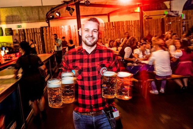 Das Feldschlsschen Team freut sich au...i an den drei Oktoberfest-Wochenenden.  | Foto: Valeriano Di Domenico